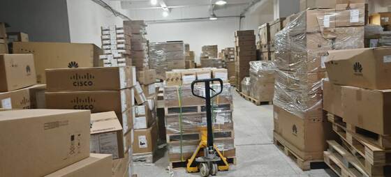 Huawei CloudEngine CE8875-24BQ8DQ Data Center Switch – 24 × 400GE + 8 × 800GE High-Performance Network Device